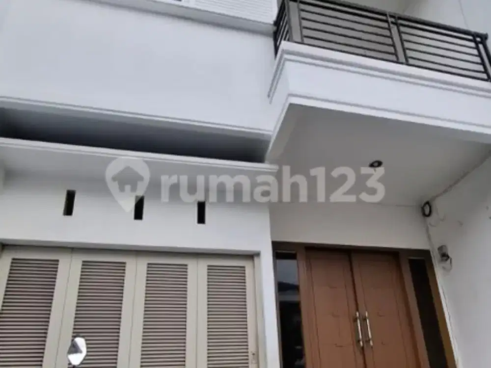 Rumah 3 Lantai Ditomang