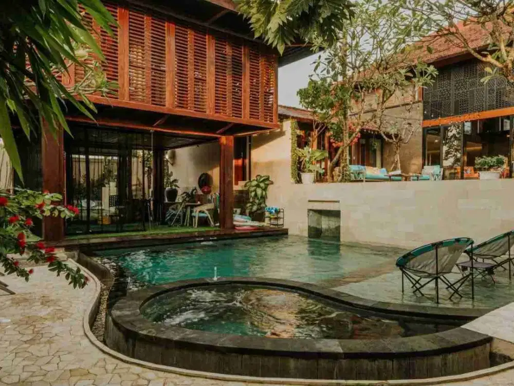 Luxury Villa Kerobokan dengan Taman Tropis dan Gym