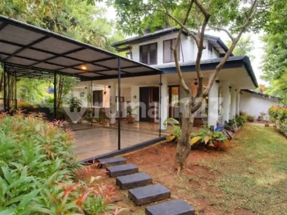 Dijual Rumah Hoek dengan Tema Klasik Kolonial Modern Berlokasi di Komplek Ekslusive di Lebak Bulus, Jaksel