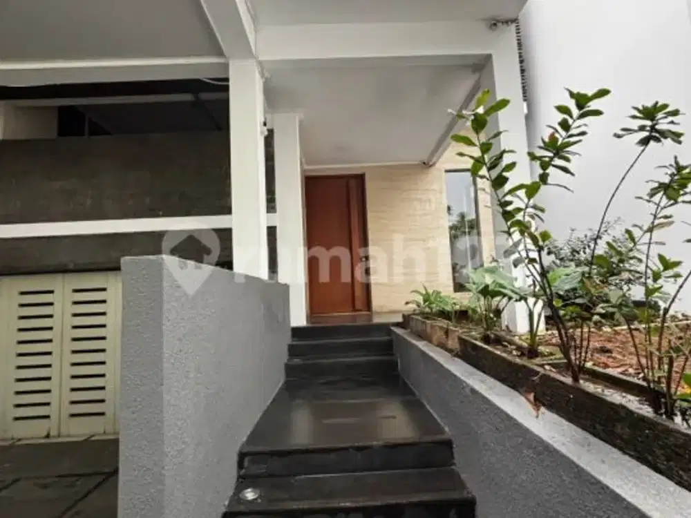 Dijual Rumah Modern Tropis dengan Swimming Pool di Cilandak