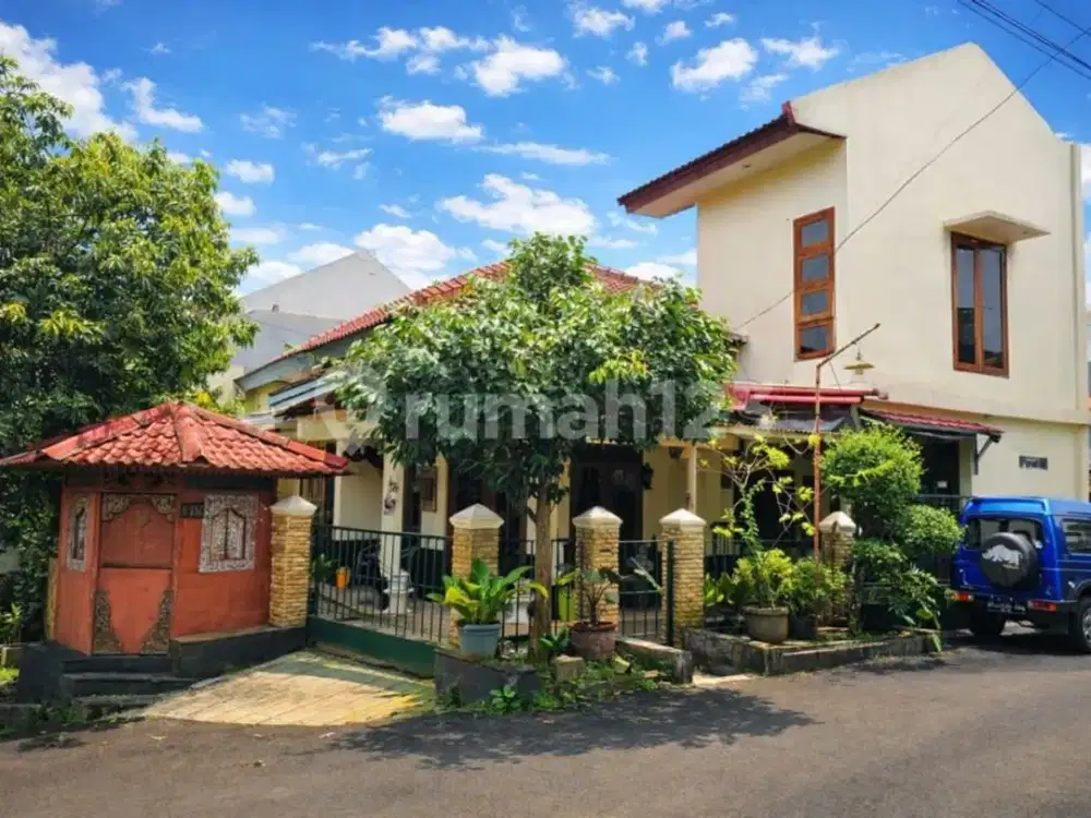Rumah Mungil, Klasik, dan Kokoh di Mega Cinere