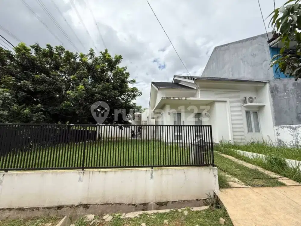 Dijual Rumah Strategis Posisi Hook di Cinere - 2 Menit ke Pintu Tol Krukut