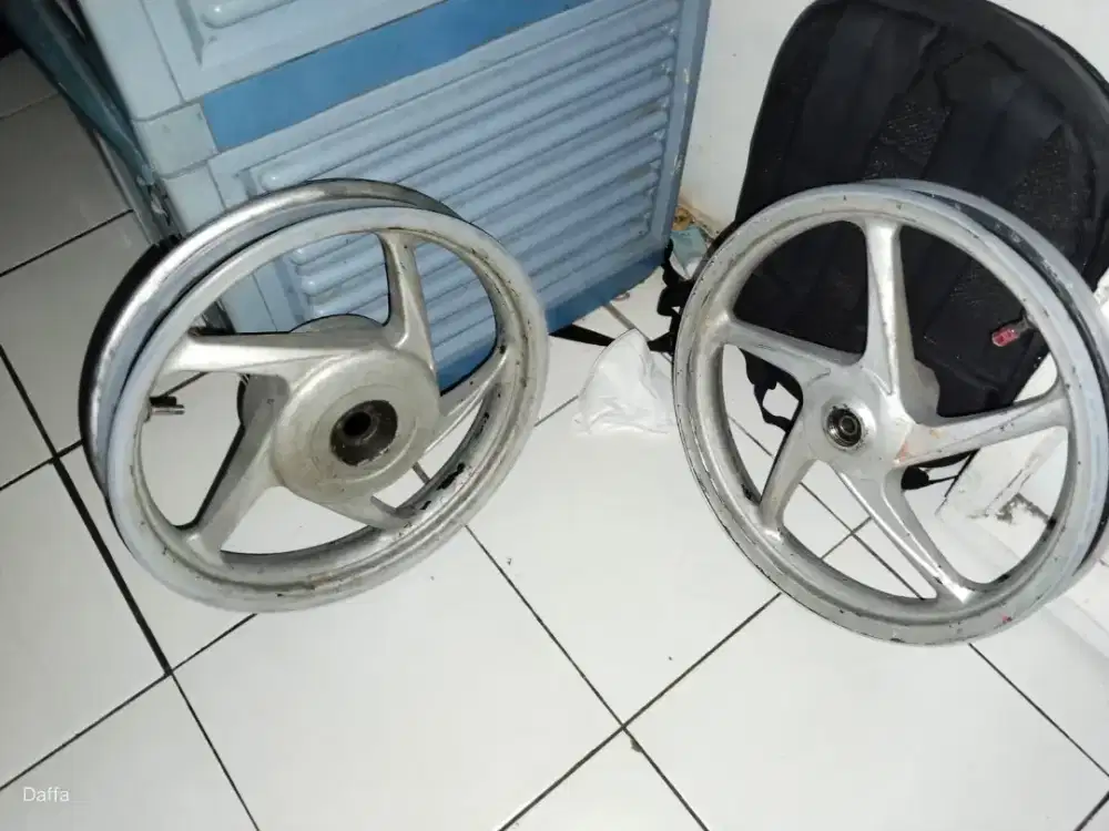 Di jual velg honda vario 125 ledold kondisi bagus tidak peang
