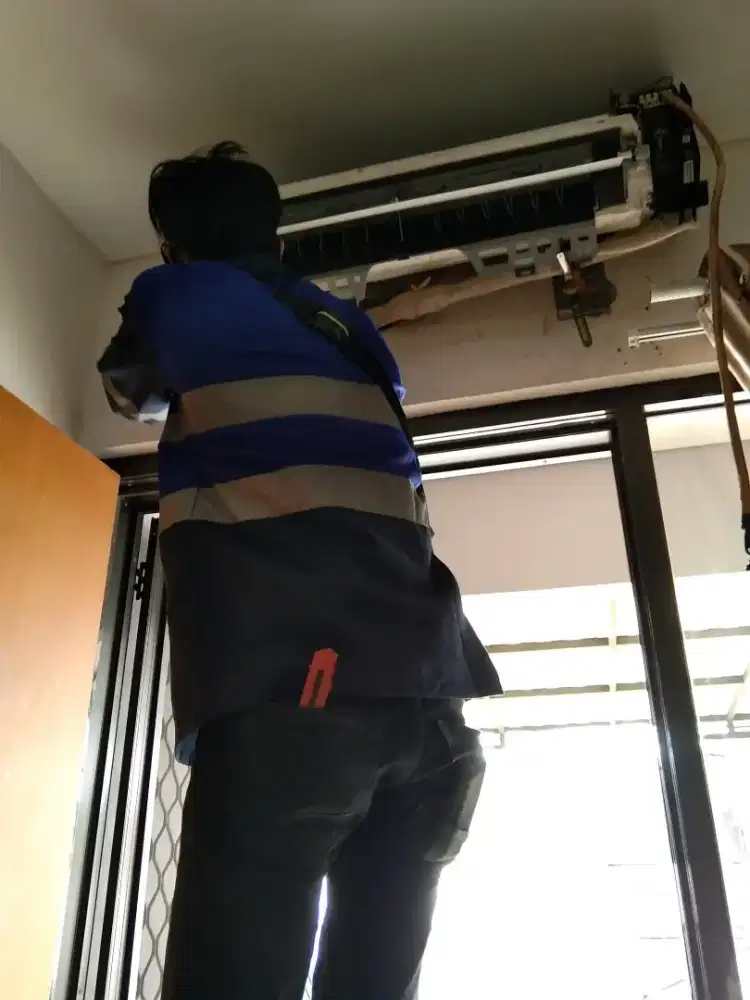 CUCI AC SERVICE AC BONGKAR PASANG AC