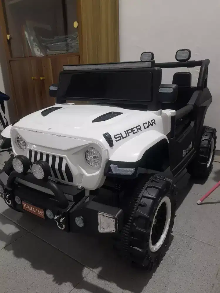 Mobil aki anak jeep putih