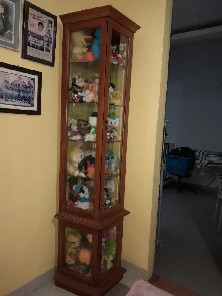 Lemari pajangan jati