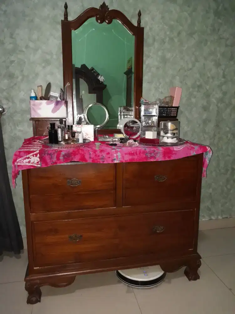 Meja rias dan laci 3 pintu jati