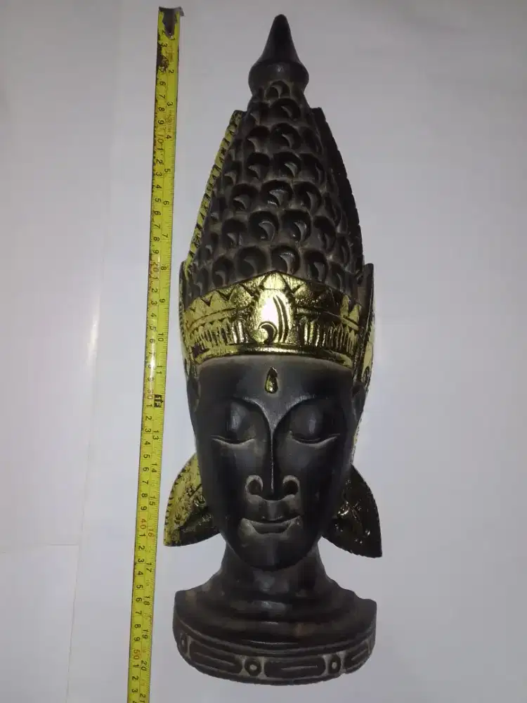 Patung Budha wajah tenang