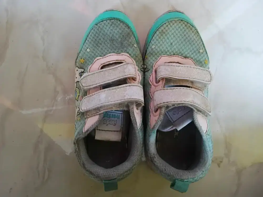 Sepatu anak wanita sekolah s