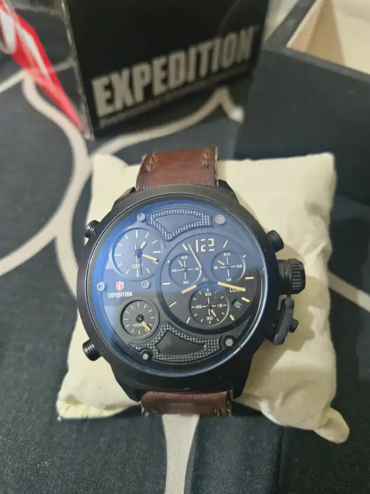 Jam Expedition E6396 3 mesin