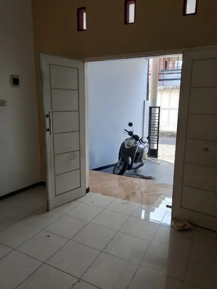 Disewakan Rumah Second Terawat di Area Ploso, Surabaya