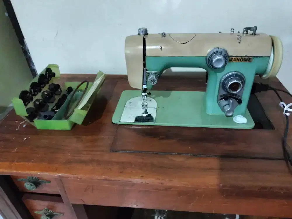 Mesin jahit janome dengan meja kayu jati kondisi terawat siap pakai