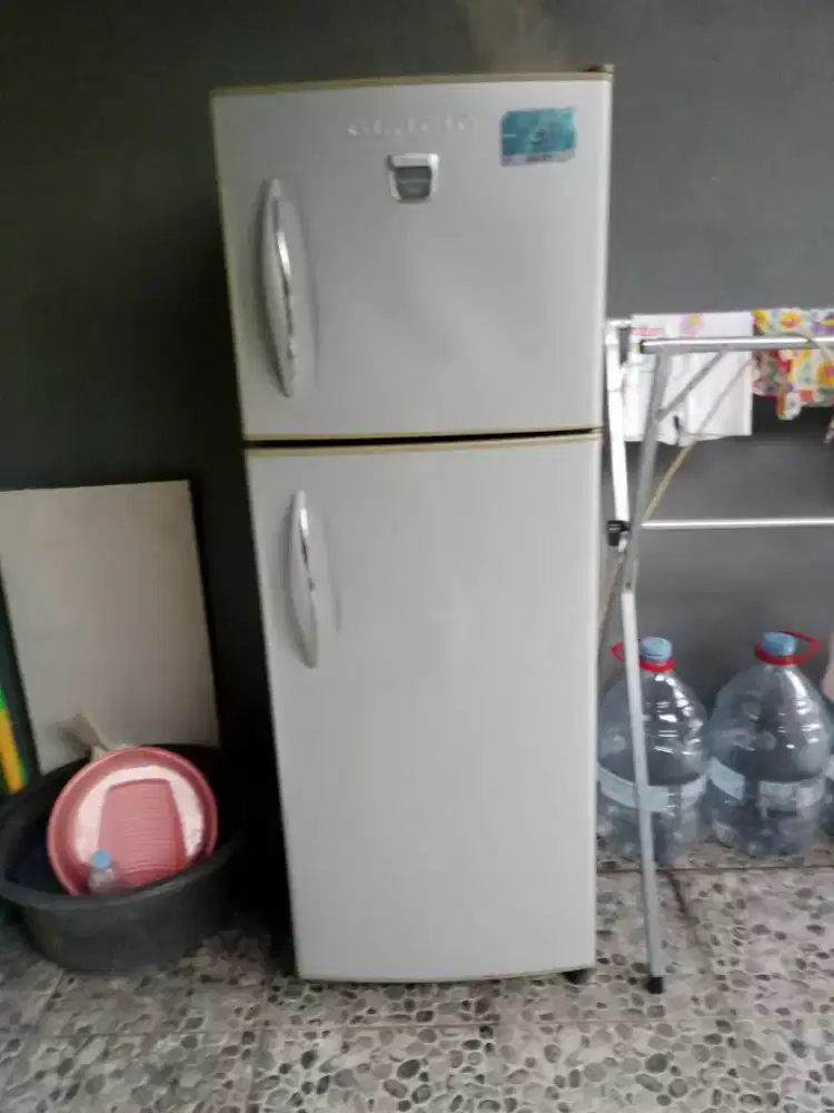 Dijual murah Kulkas 2 pintu Toshiba Glacio