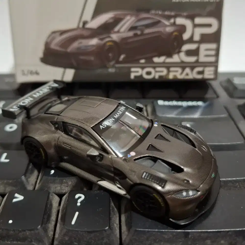 Pop Race Aston Martin Carbon edition