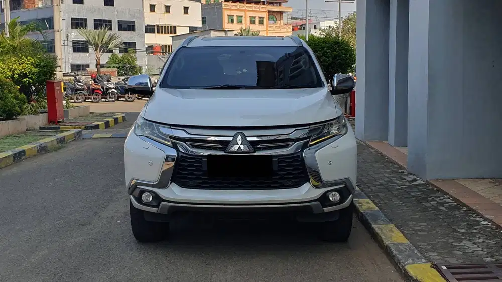 Mitsubishi Pajero Sport Dakar 2.4 4x2 Diesel Sunroof AT Putih 2019