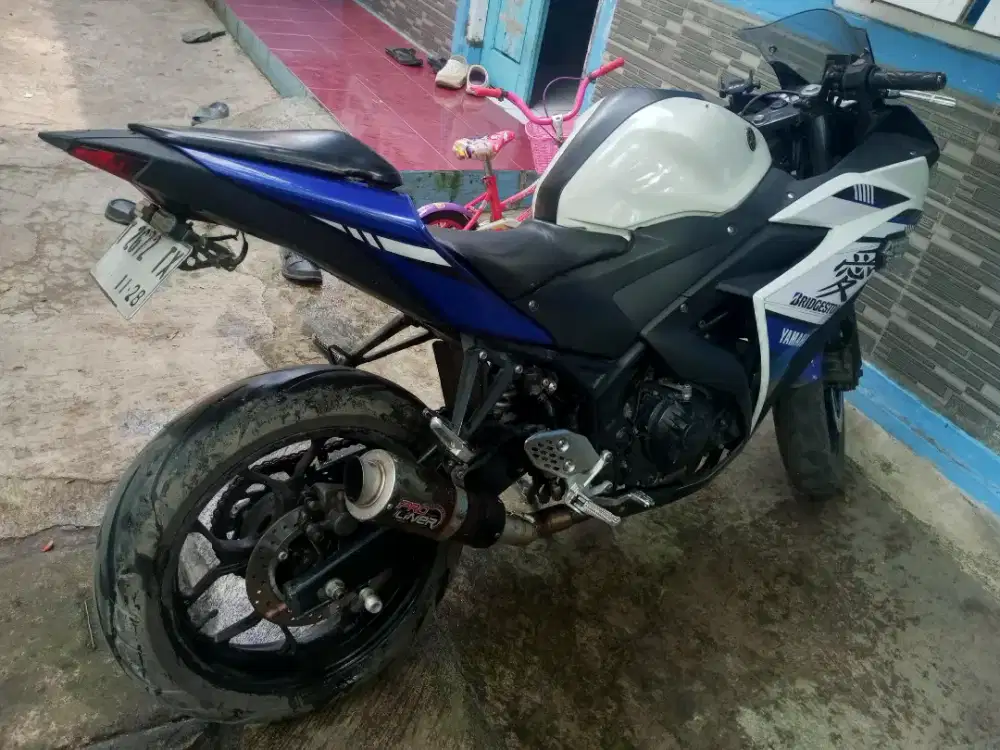 Yamaha R25 Biru putih