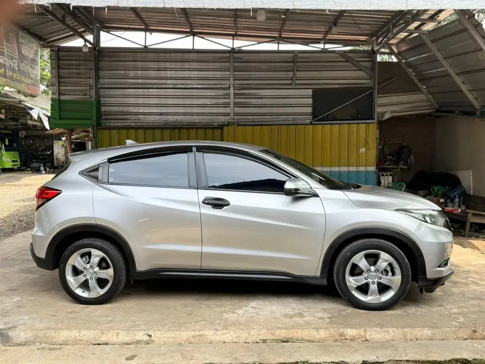 HR-V E CVT/AT 2015 Abu-Abu Muda