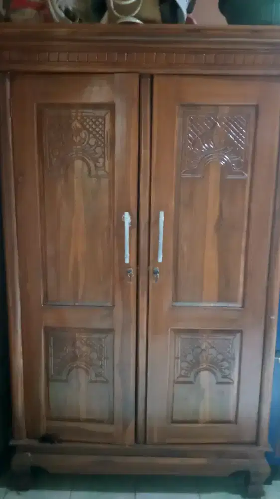 Lemari kayu besar