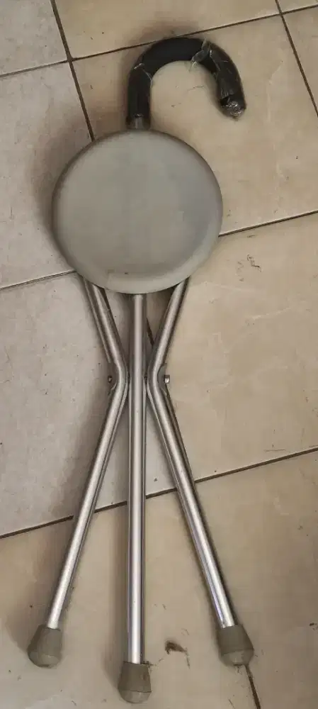 Tongkat duduk ada kursinya