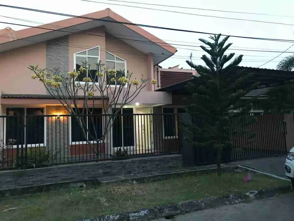 Dijual rumah 2 lantai Full Furnished daerah Darmo Sentosa Raya, Surabaya Barat