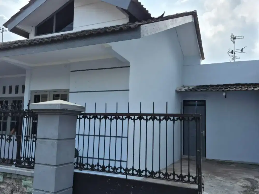 Dijual rumah murah bagus luas 90 m2 strategis depan rumah RS DR OEN Solo Baru
