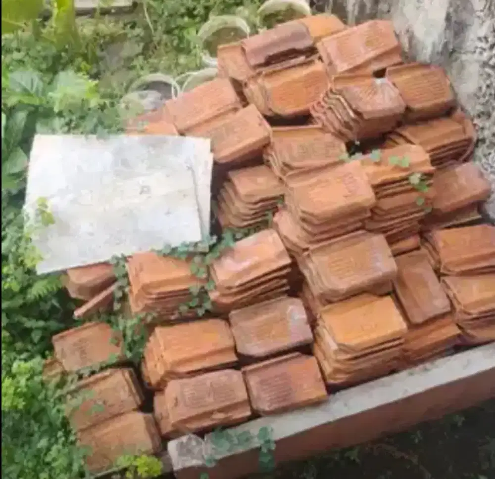 Jual genteng bekas kondisi masih layak pakai