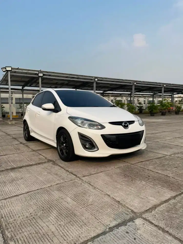 Tangan pertama. MAZDA 2 2014 PUTIH