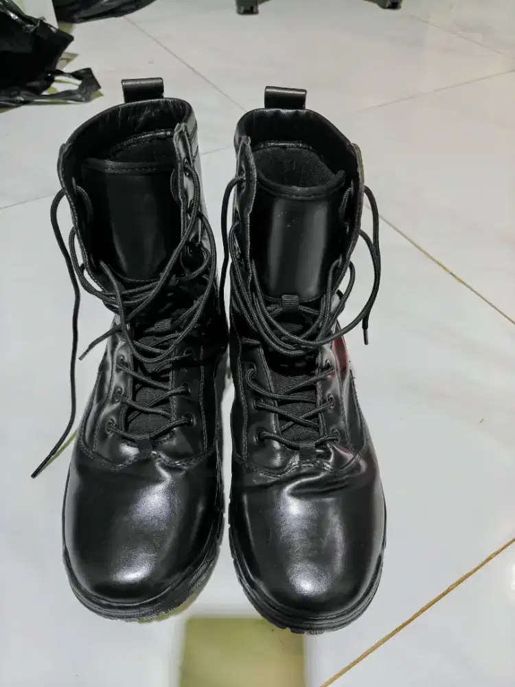 Sepatu Boot No. 42
