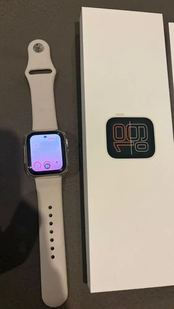 Apple watch se 3 40mm warna starlight