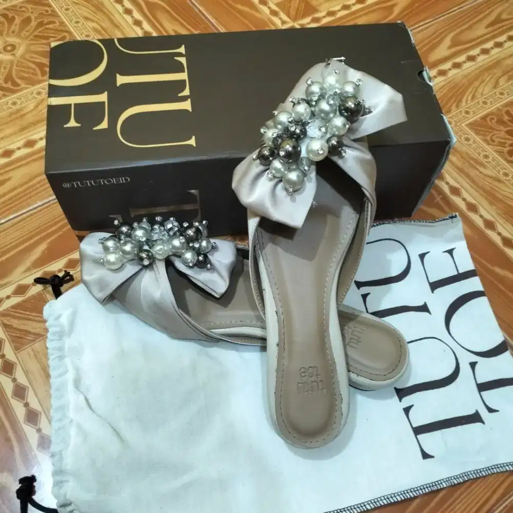 Sepatu pesta elegan