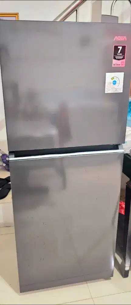 Dijual murah kulkas 2 pintu baru 2 minggu  dipakai