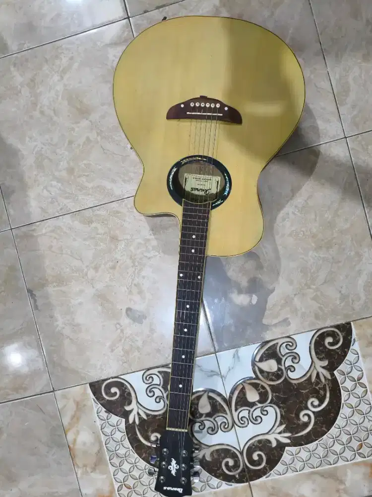 gitar akustik Yamaha