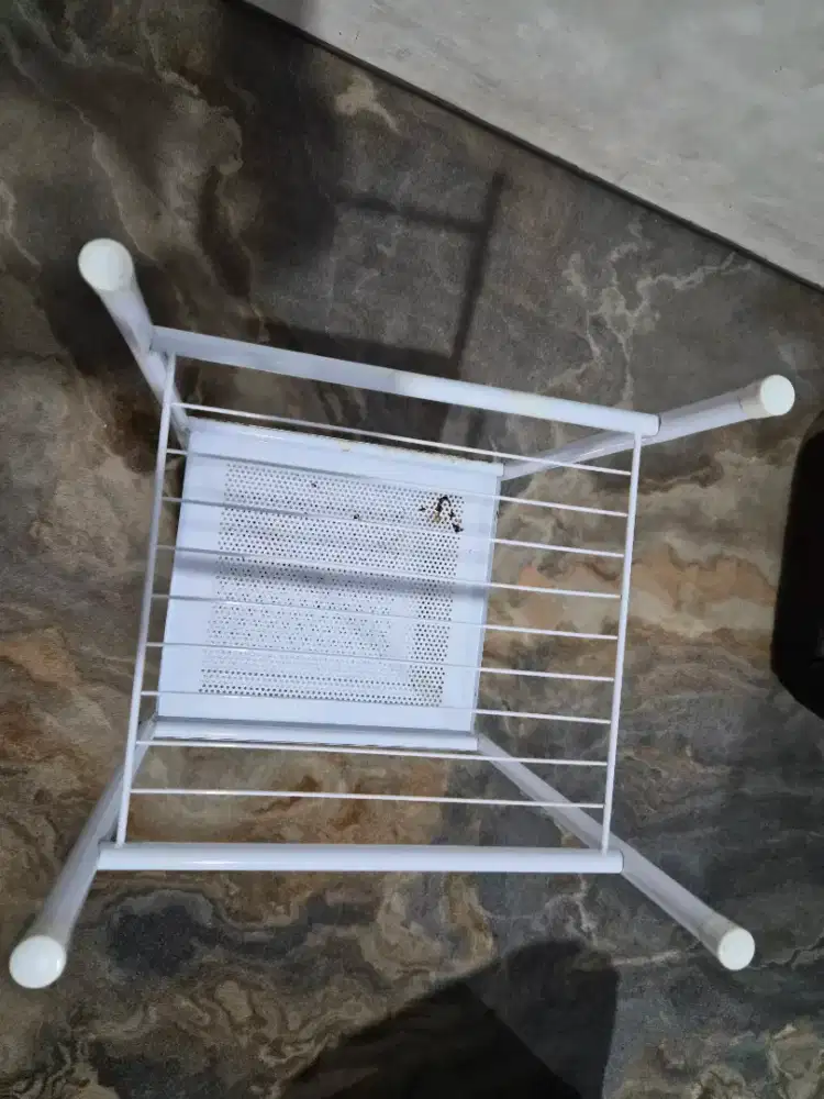 Rak putih minimalis