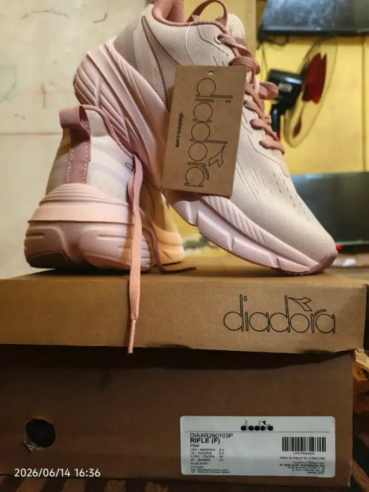 sepatu diadora size 40 pink, original.
