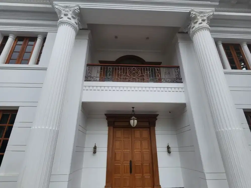Rumah Hoek Classic Eropa Semi Furnished Di Pondok Indah Jakarta Selatan
