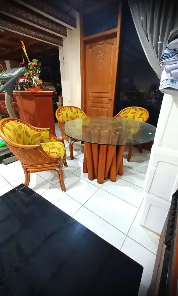 [1 SET] Meja Kaca Bundar Tebal Kaki Bambu + 4 Kursi Rotan