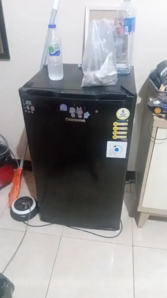 Kulkas dan rak piring