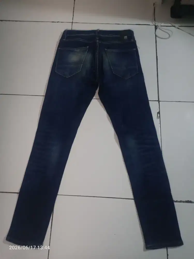 Preloved jeans logo, dust 3second