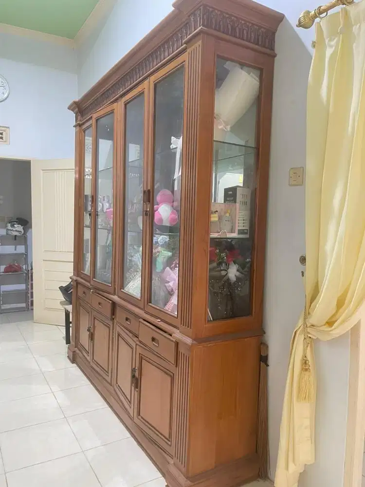 Lemari kaca kayu jati