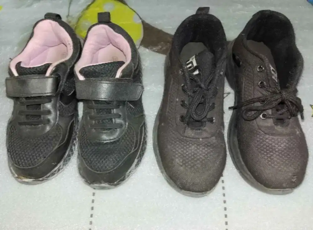 Sepatu sekolah dan sendal anak