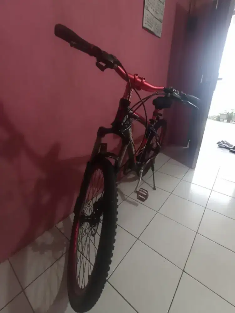 Speda MTB merah hitam