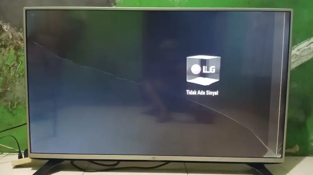 LG 43LF540T Layar Pecah