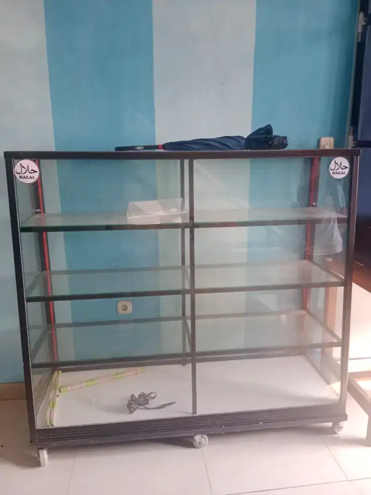 Etalase kaca model trapesium,,