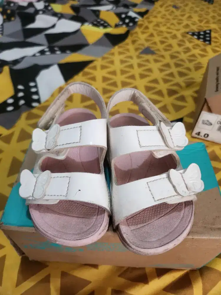 Sepatu sandal anak perempuan