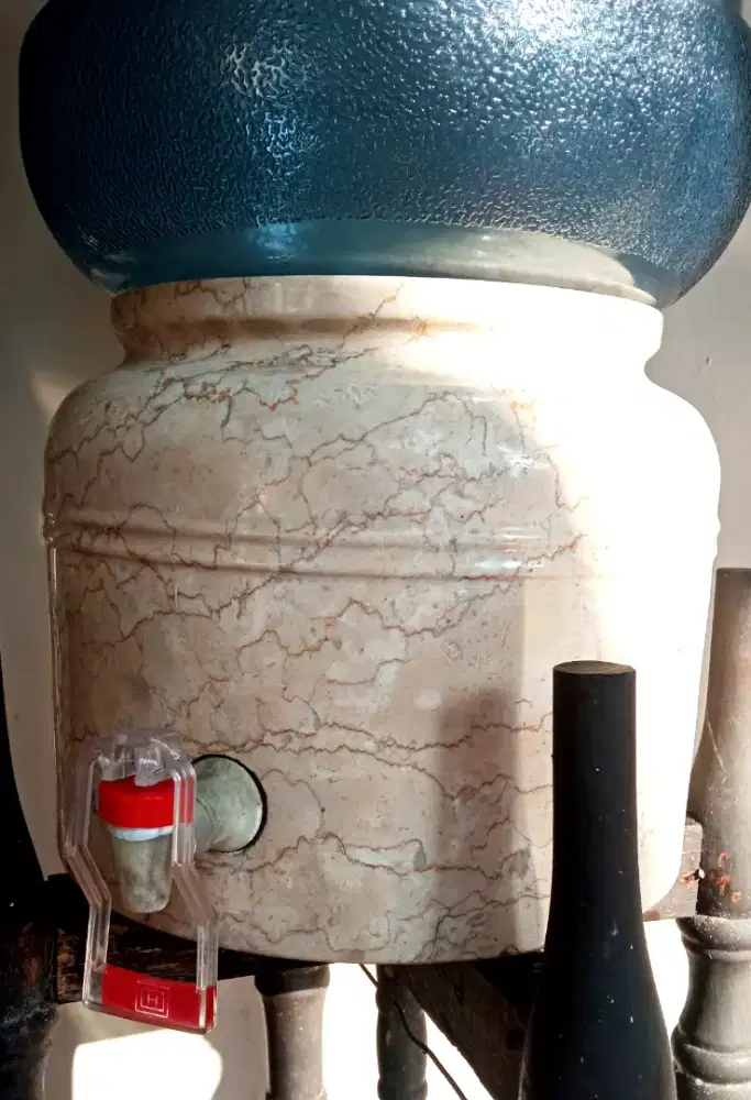 Guci marmer dispenser