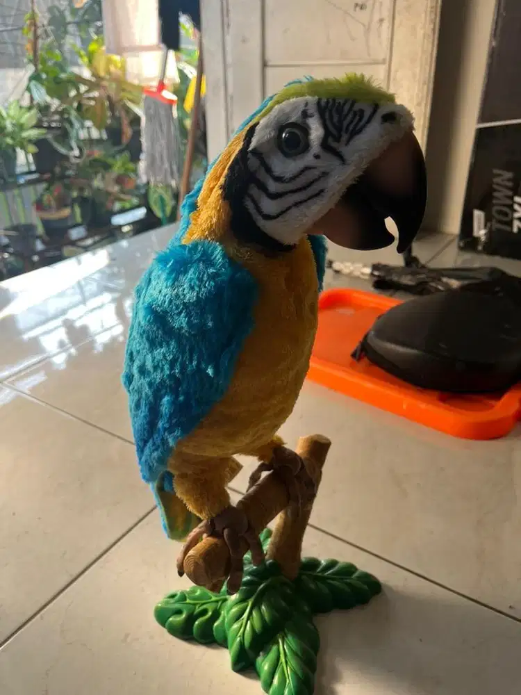 Mainan burung macaw hasbro