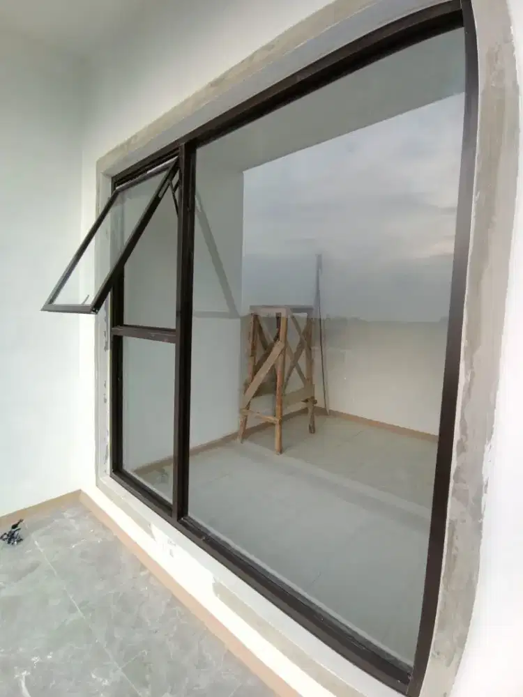 Kami siap mempercantik rumah anda  menggunakan kusen aluminium.