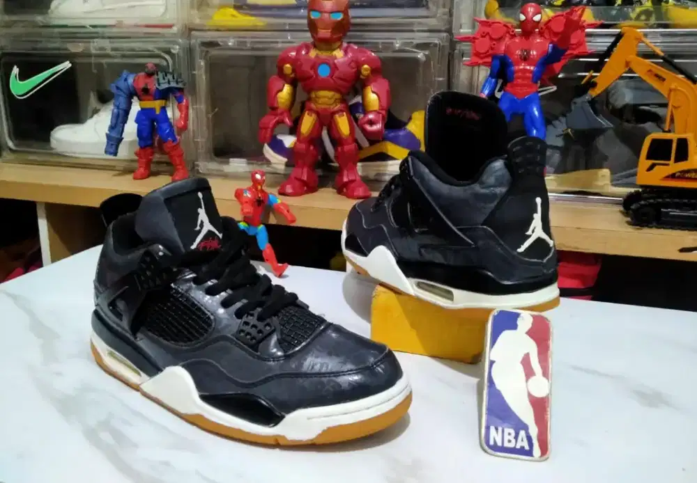 Sepatu Basket Nome Jordan Retro 4 Black Laser Gum