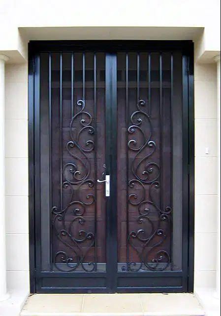 Pintu besi tema motif klasik