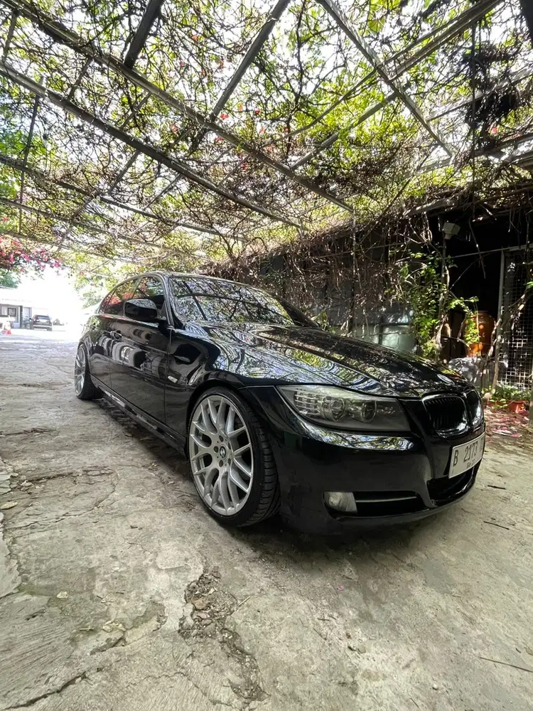 BMW 320i 2010 Bensin